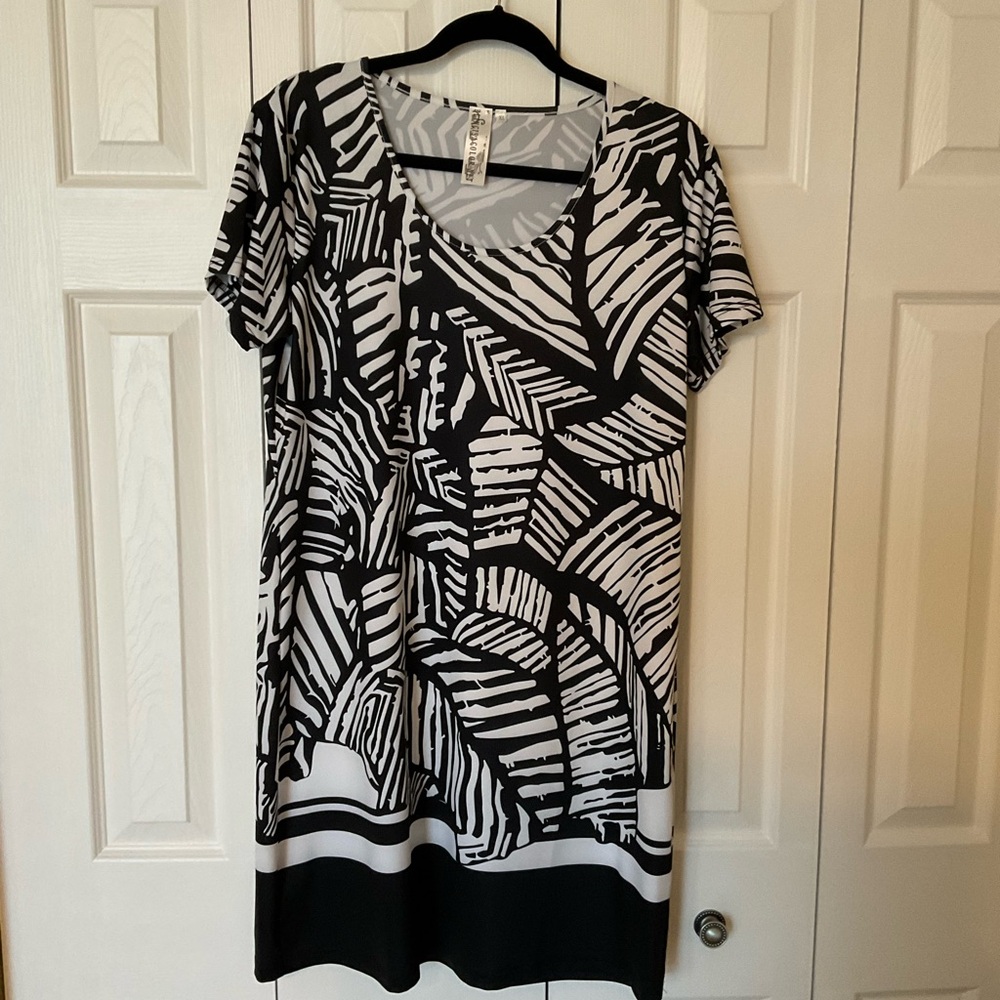 Black and White Geometric design Short Sleeve Dress